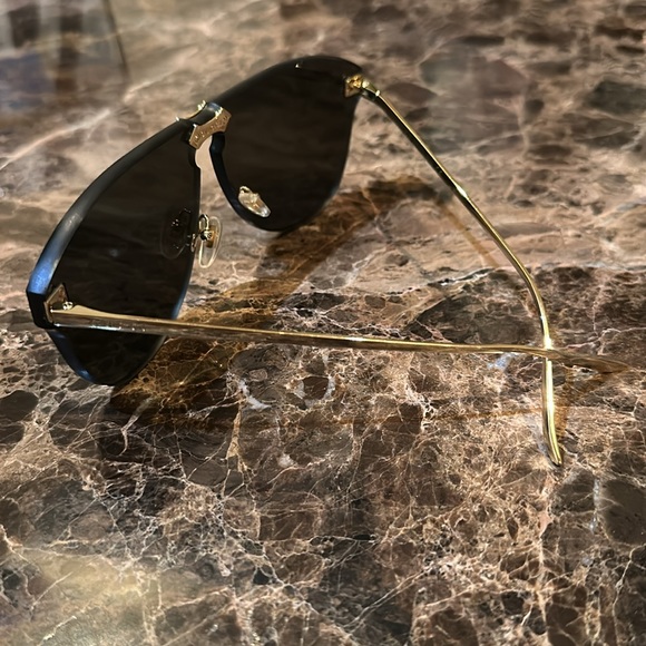 Gucci Black Rimless Sunglasses with Gold Detail - Picture 3 of 6